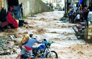 (ویدئو) لحظاتی از سیل عظیم در یمن ؛ چیزی از کوچه و خیابان باقی نمانده ...