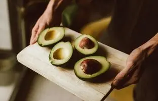 آووکادو را چطور بخوریم؟ ایده های جذاب و خوشمزه برای خوردن آووکادو