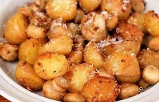 (ویدئو) طرز تهیه یک غذای کانادایی متفاوت با 12 سیب زمینی کوچک