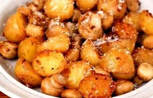 (ویدئو) طرز تهیه یک غذای کانادایی متفاوت با 12 سیب زمینی کوچک