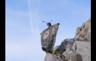 (ویدئو) عجیب اما واقعی؛ پرواز در دل آسمان با قالیچه پرنده