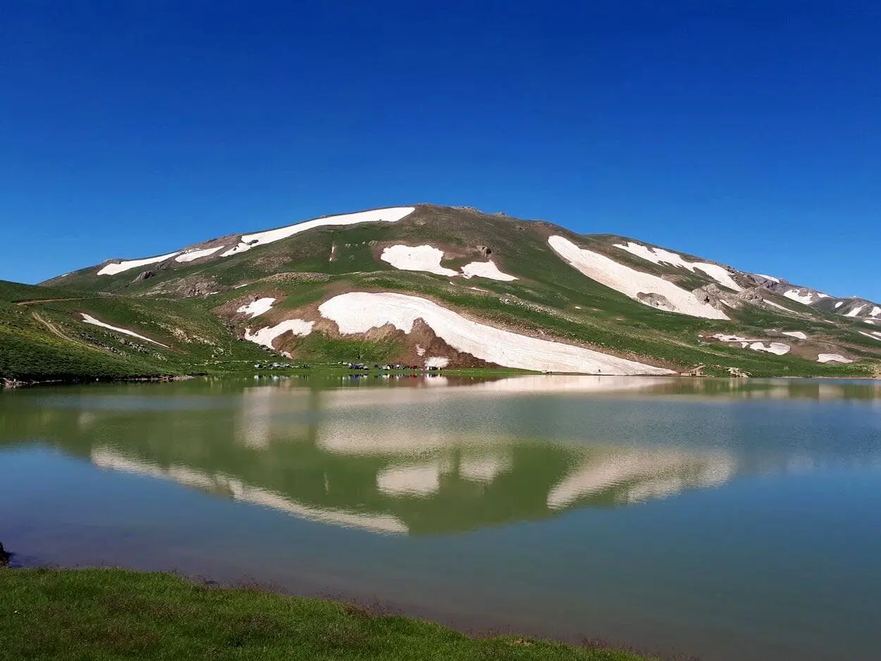 دریاچه دالامپر: نگینی فیروزه‌ای در آغوش کوه‌های سه‌گانه ارومیه