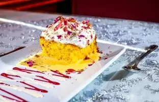 طرز تهیه کیک گلاب و زعفران با بافتی لطیف و پف عالی