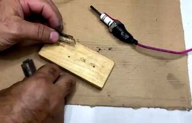(ویدئو) فرآیند ساخت یک دستگاه جوش ساده با شمع خودرو