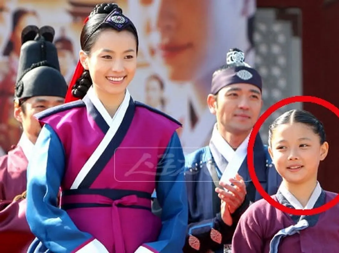 (تصاویر) استایل جذاب بازیگر نقش کودکی «دونگ‌یی» در تبلیغ یک خودرو