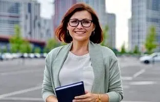 راهکارهایی برای بالا بردن اعتماد به نفس در ۴۰ سالگی / ۱۰ رفتار که مانع رشد شما می‌شود