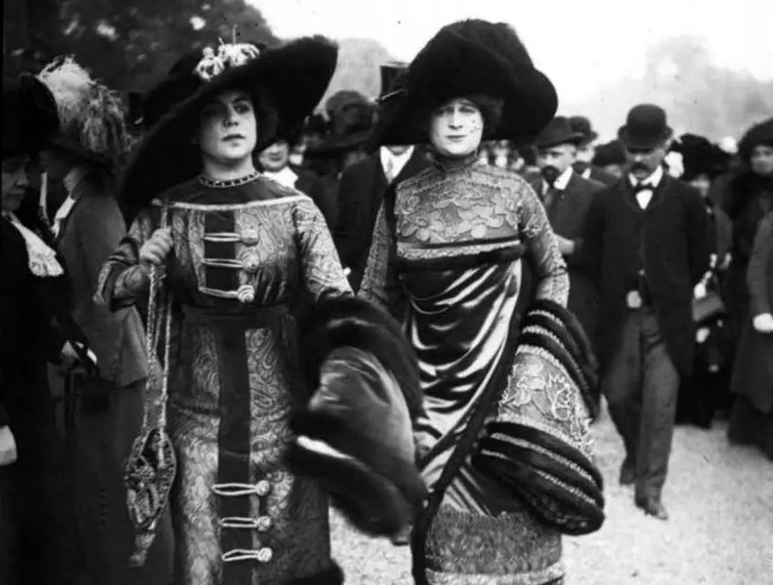 (تصاویر) لباس‌هایی که زنان پاریسی 120 سال قبل می‌پوشیدند