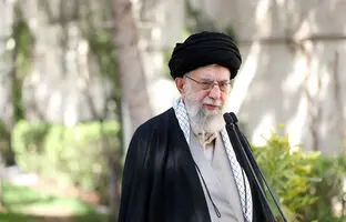 (ویدئو) وداع رهبر انقلاب با پیکر شهید اسماعیل هنیه