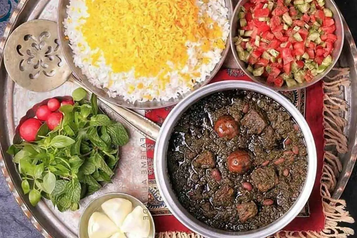 طرز تهیه قرمه سبزی؛ قلق‌های مهم برای جاافتادن آن