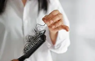 غذایی که باعث ریزش مو می‌شود / راه های کاهش ریزش مو به دلیل بالا رفتن سن