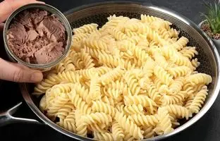 (ویدئو) طرز تهیه سالد ماکارونی با تن ماهی به روش سرآشپز انگلیسی