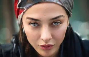 (تصویر) تیپ و استایل دهه شصتی آناهیتا درگاهی در یک مراسم رسمی