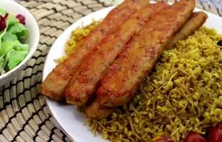 (ویدئو) طرز تهیه کباب کوبیده مرغ به روش متفاوت یک آشپز ماهر