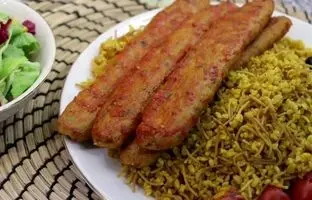 (ویدئو) طرز تهیه کباب کوبیده مرغ به روش متفاوت یک آشپز ماهر