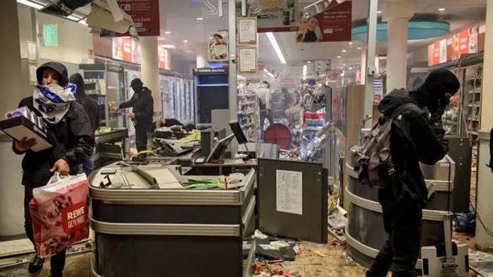 لحظه غارت و تخریب فروشگاه AM/PM در لس‌آنجلس + ویدئو