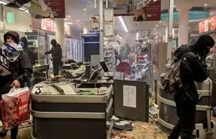 لحظه غارت و تخریب فروشگاه AM/PM در لس‌آنجلس + ویدئو