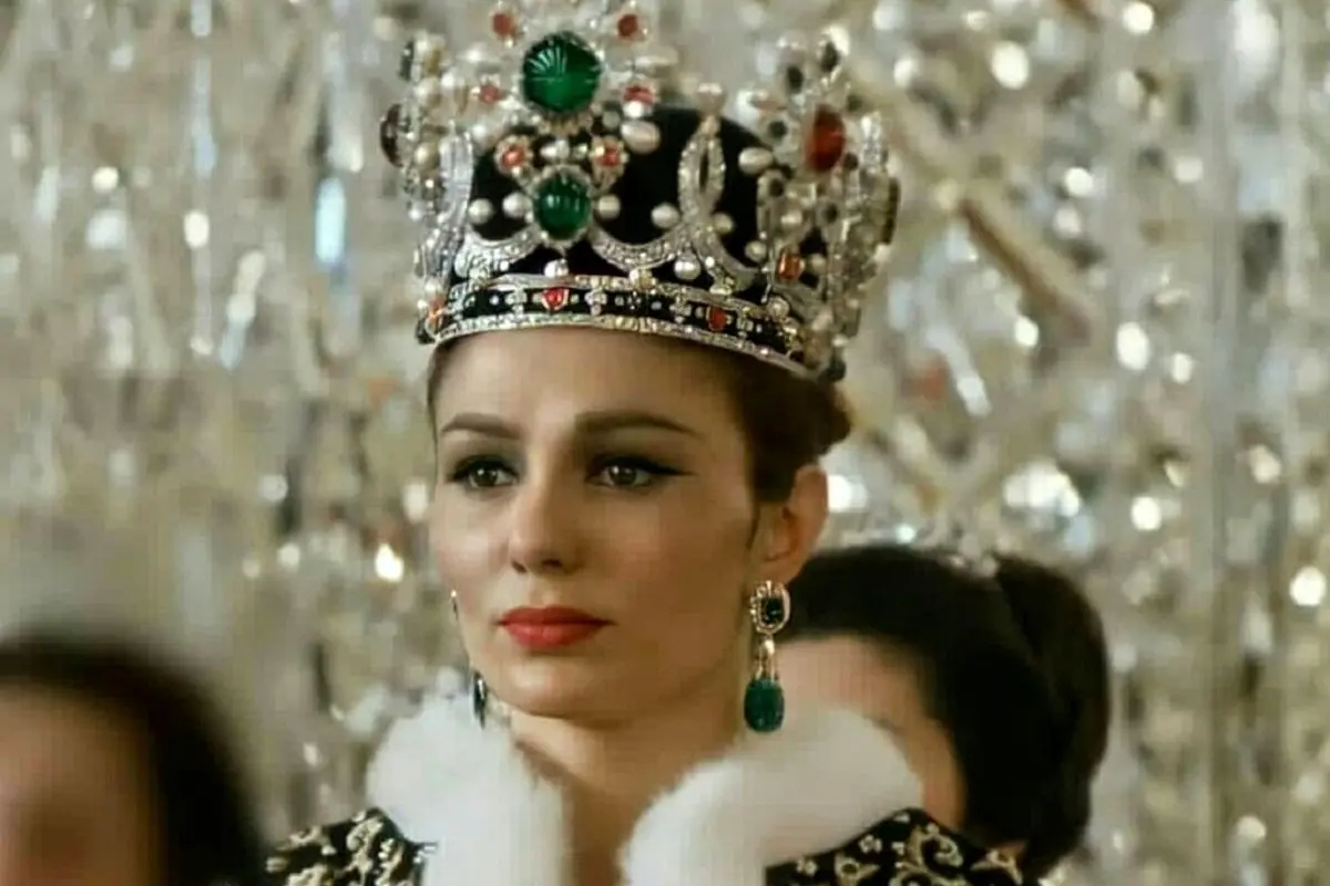 عکس قدیمی: فرح در میان مادران نمونه سال در آذرماه 1349 