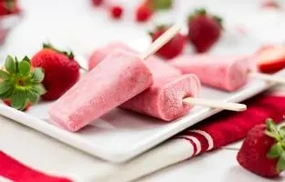 خوشمزه بپزید؛ طرز تهیه بستنی ژله‌ای توت فرنگی