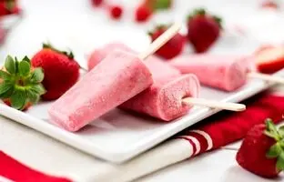 خوشمزه بپزید؛ طرز تهیه بستنی ژله‌ای توت فرنگی