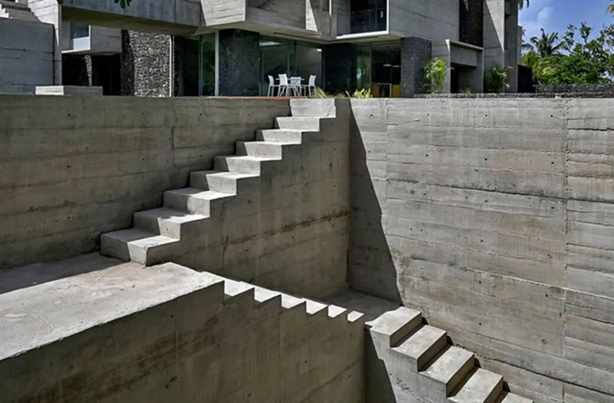 تصویر؛ خانه‌ای با الهام از چاه‌های پلکانی هند؛ ۱۵۰ پله تا دریا