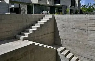 تصویر؛ خانه‌ای با الهام از چاه‌های پلکانی هند؛ ۱۵۰ پله تا دریا