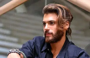 پاپاراتزی خارجی؛ عکس بازیگر جذاب سریال پرنده سحرخیز در یک کافه