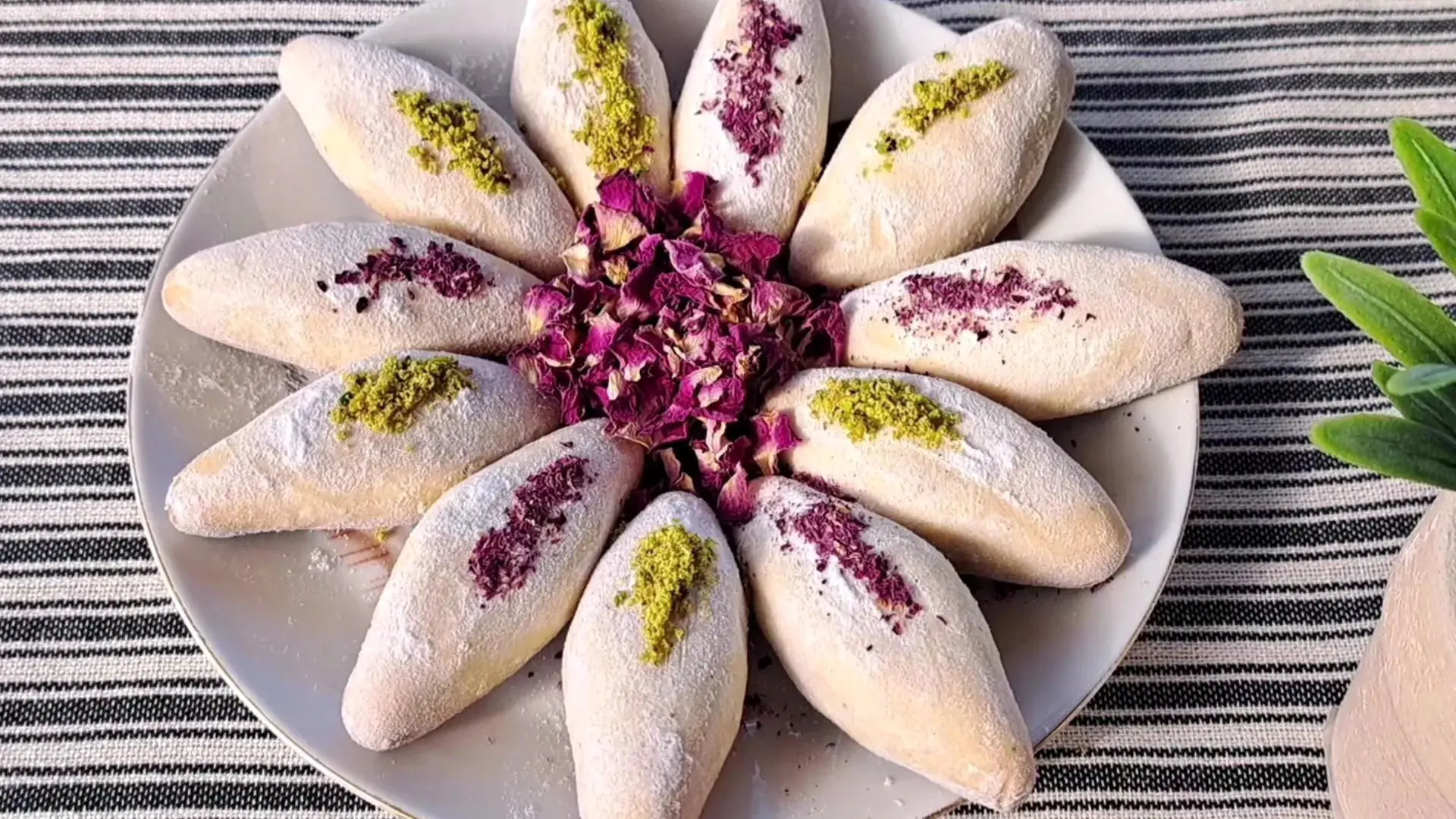 خوشمزه بپزید؛ طرز تهیه شیرینی ساق عروس مازندرانی برای نوروز