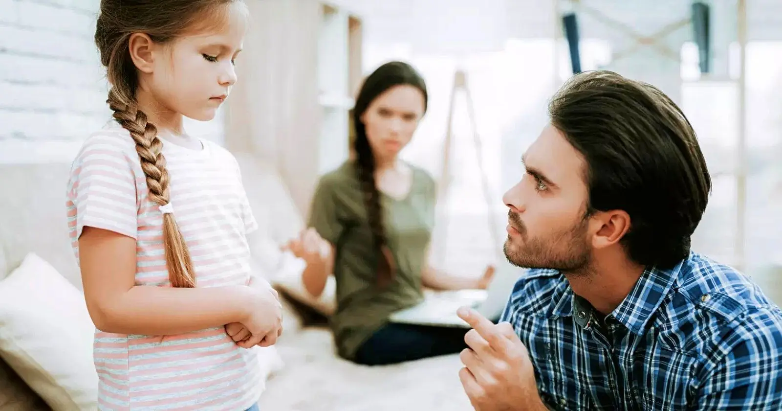 ۸ رفتار  والدین که باعث تربیت فرزندان غمگین می‌شوند