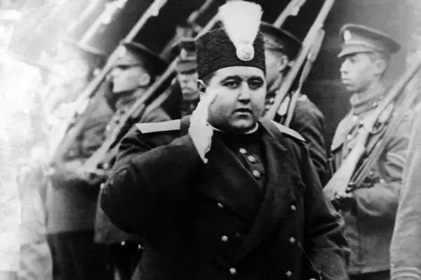 سفر به تاریخ؛ عکس دیده‌نشدۀ «خانم خانوما» همسر احمدشاه قاجار در کنار دخترش 