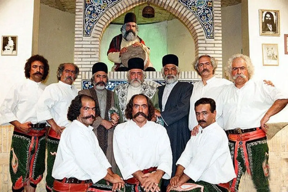 عکس یادگاری عوامل سریال پهلوانان نمی‌میرند 