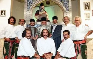 عکس یادگاری عوامل سریال پهلوانان نمی‌میرند 
