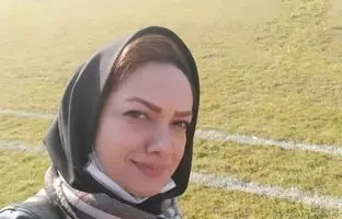گزارش در شرایط سخت؛ پریسا پیرهادی حین گزارش مسابقه فوتبال زنان طاران و ملوان‎ برای رادیو + ویدئو
