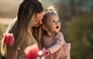 ترفند عکاسی با گوشی 1404؛ ایده عکس بهاری مادر و دختری در باغ لاله به شیوه‌ای آسان