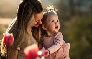 ترفند عکاسی با گوشی 1404؛ ایده عکس بهاری مادر و دختری در باغ لاله به شیوه‌ای آسان