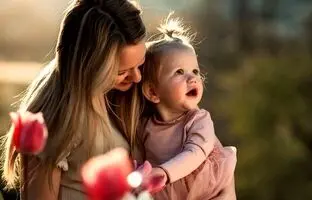 ترفند عکاسی با گوشی 1404؛ ایده عکس بهاری مادر و دختری در باغ لاله به شیوه‌ای آسان