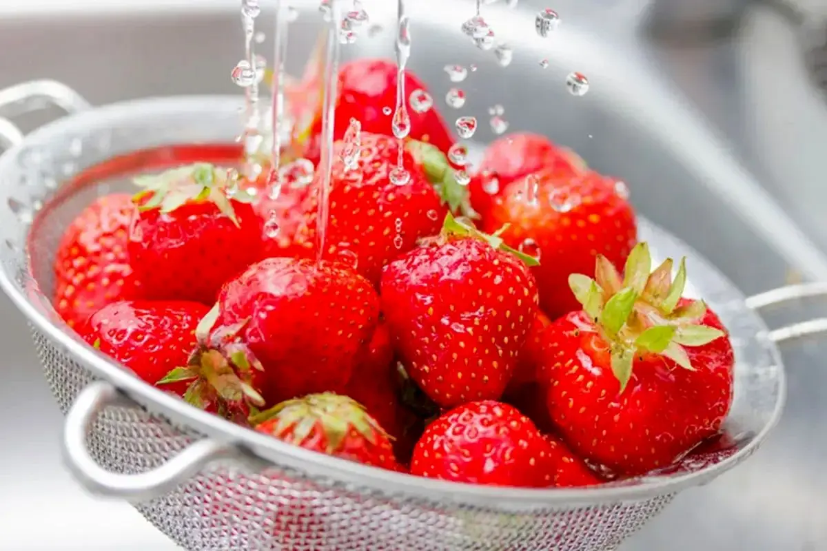 بهترین روش تمیز کردن و شستن توت فرنگی
