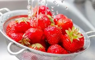 بهترین روش تمیز کردن و شستن توت فرنگی
