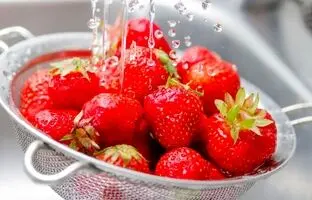 بهترین روش تمیز کردن و شستن توت فرنگی
