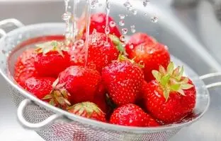 بهترین روش تمیز کردن و شستن توت فرنگی
