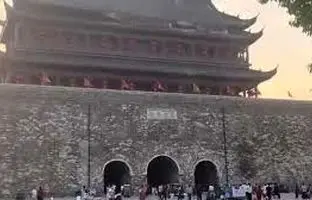 لحظه هولناک فرو ریختن ساختمان باستانی در شهر فنگ یانگ + ویدئو