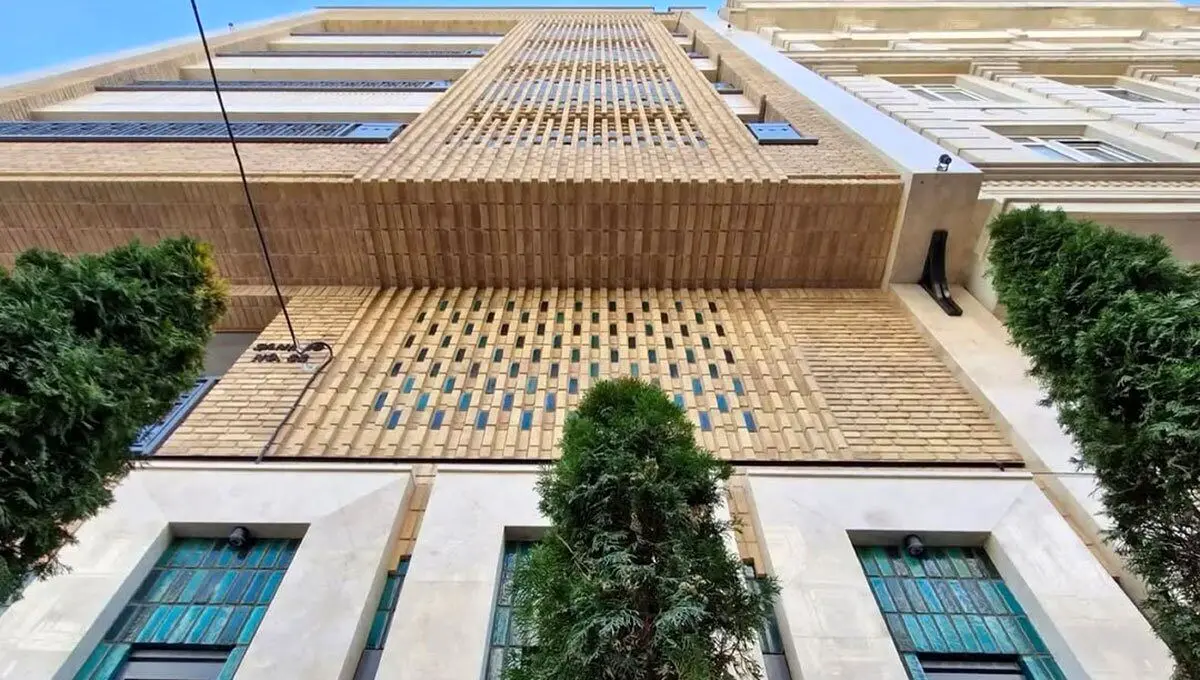 بازی نور، سایه و حریم خصوصی با آجر مشبک؛ سرای ثنا در جنت آباد تهران