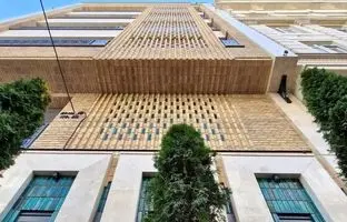 بازی نور، سایه و حریم خصوصی با آجر مشبک؛ سرای ثنا در جنت آباد تهران