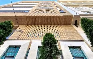 بازی نور، سایه و حریم خصوصی با آجر مشبک؛ سرای ثنا در جنت آباد تهران