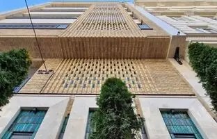 بازی نور، سایه و حریم خصوصی با آجر مشبک؛ سرای ثنا در جنت آباد تهران