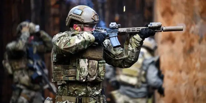 حلقه‌های عجیب در اطراف یک ستاره درخشان