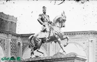 پز ناصرالدین شاه با مجسمه برنزی‌اش + عکس