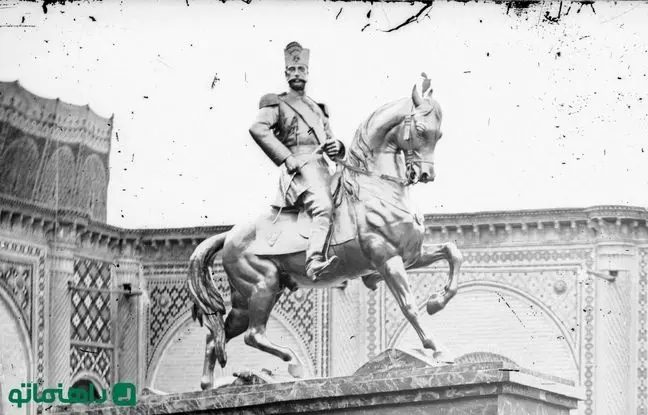 پز ناصرالدین شاه با مجسمه برنزی‌اش + عکس