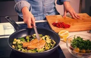 قبل از پخت و پز در ظروف نچسب یا تفلون این مطلب را بخوانید