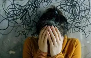 ۷ خوراکی و نوشیدنی مؤثر برای آرام‌کردن اضطراب