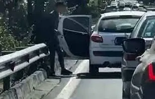  لحظه شوکه‌کننده زورگیری از دختر جوان داخل خودرو وسط اتوبان در تهران + ویدئو